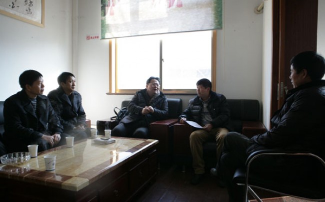 馆党支部赴共建结对村慰问困难群众