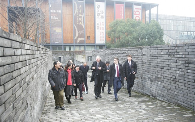 匈牙利外交和对外经济部副部长斯扎博一行访问宁波美术馆