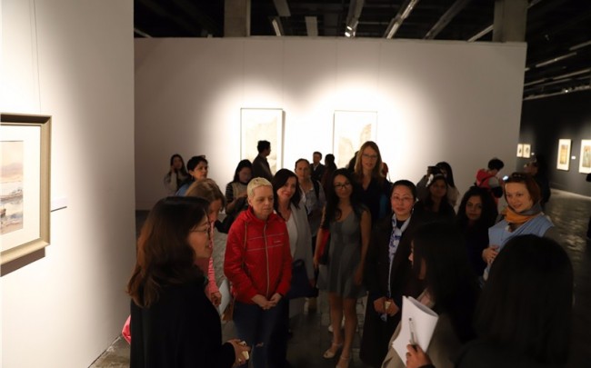 宁波美术馆展出女美术家作品，百余“欢颜”笑迎“春暖花开”